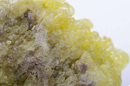白色背景上的硫晶体照片
