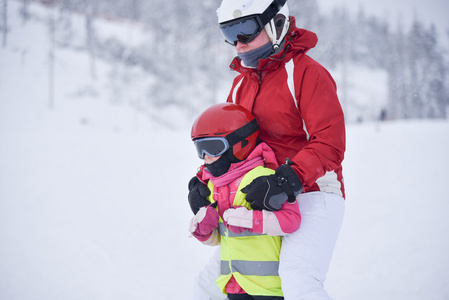 年轻妈妈教学滑雪她五岁的小女儿