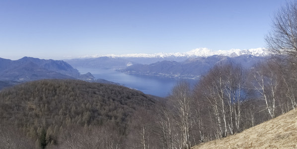 马焦雷湖的全景