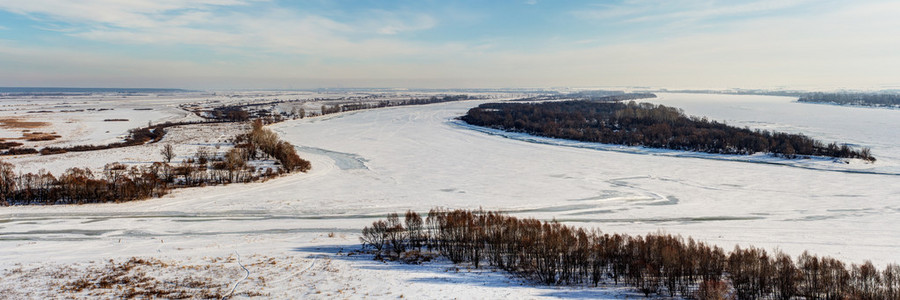 冬天的凯马河的全景