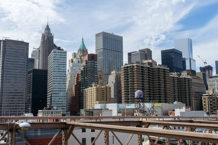 从布鲁克林大桥 市中心 纽约的摩天大楼的视图