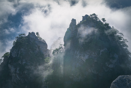 多云的天空山景色图片