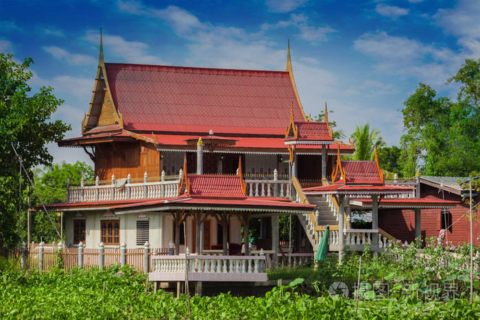 泰国那空柴寺河上的房子
