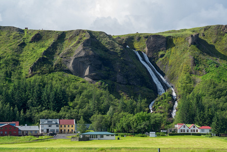 在冰岛山瀑布