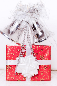 圣诞礼物和铃铛，节日装饰