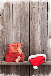 圣诞礼品盒和圣诞老人的帽子