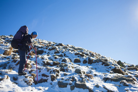 登山者攀登雪坡上