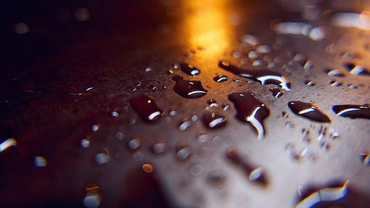 雨滴落在水面上。抽象背景