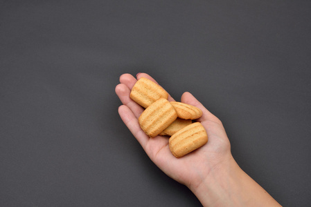 一个女人牵着一堆饼干上黑色 bac 孤立的手