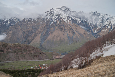 高加索山脉，格鲁吉亚白雪皑皑的雪峰