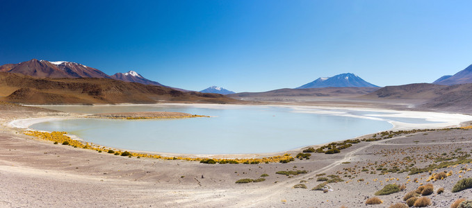 冷冻的咸水湖，玻利维亚的安第斯山脉的全景视图