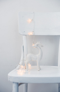 圣诞灯和陶瓷鹿
