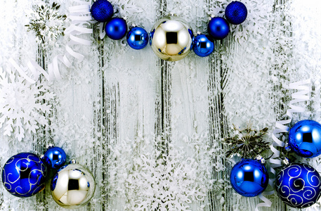新年主题 圣诞树白色和银色装饰, 蓝球, 雪, 雪花, 蛇形在白色复古风格的木头背景对比