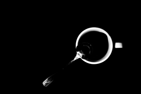 杯咖啡黑色背景上