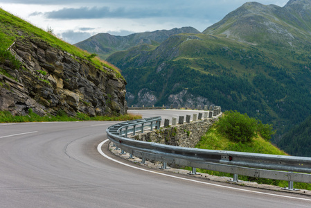 山区道路转弯图片