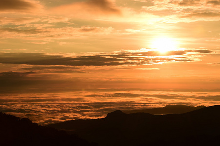 美丽的夕阳在山