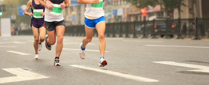 马拉松赛跑者在道路上运行