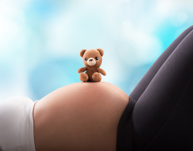 孕妇与泰迪熊