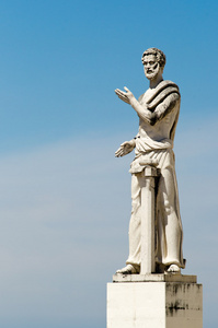 在葡萄牙科英布拉大学的雕像