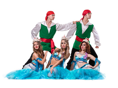 嘉年华舞者团队扮成美人鱼和海盗。在全长的白色背景上孤立