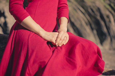 在海滩上轻松的女人图片