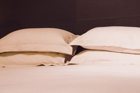在床上舒适柔软的枕头在床上的枕头