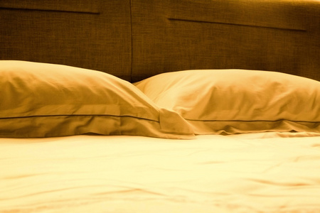 在床上舒适柔软的枕头在床上的枕头