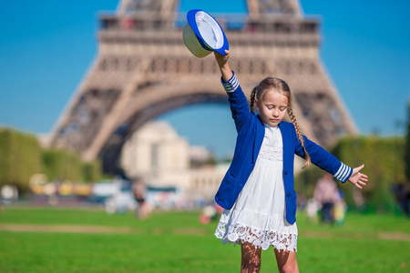 可爱快乐的小女孩，在巴黎埃菲尔铁塔在暑假期间背景