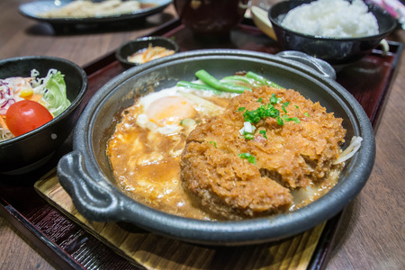 深发射用鲜鸡蛋顶部上碗米饭煮熟的猪肉。基本的日本食品