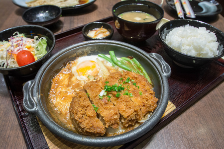 深发射用鲜鸡蛋顶部上碗米饭煮熟的猪肉。基本的日本食品