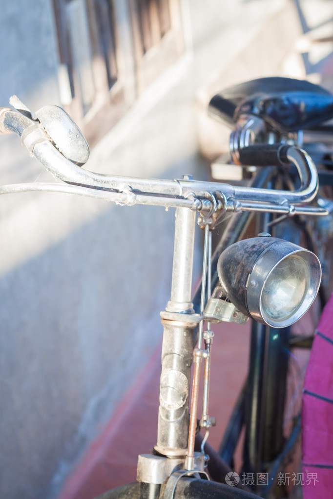 老式自行车车把与灰色背景