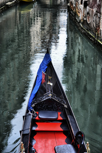 吊船在威尼斯运河上
