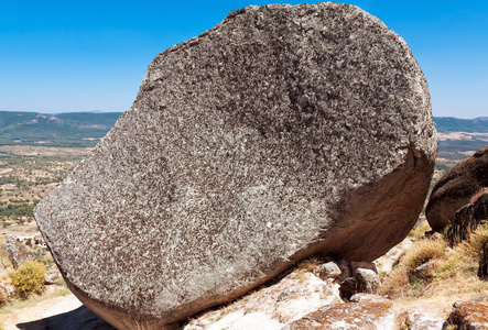 孟山都公司,葡萄牙的老村附近的大石头照片
