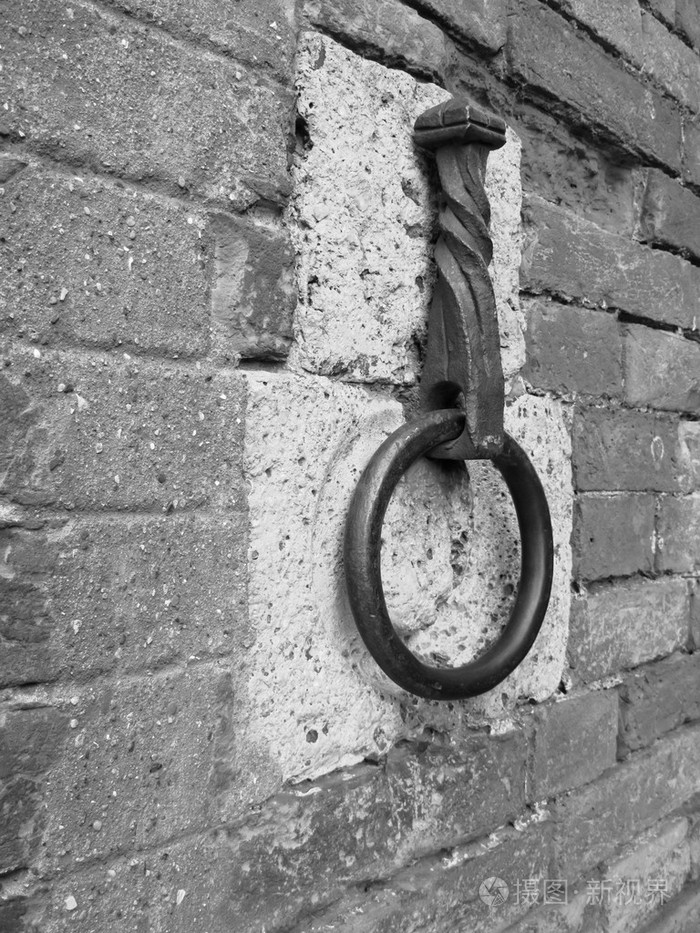 挂在石墙上的古老铁环黑白照片