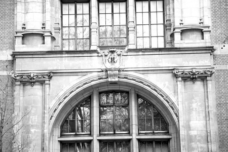 在伦敦戈兰欧洲砖墙和窗口的老建筑