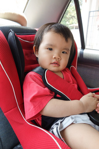 在安全汽车座椅婴儿男孩
