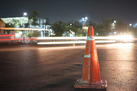 交通锥在夜城市风景图片