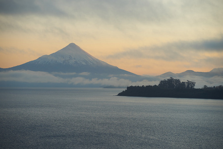 日出时的奥索诺火山