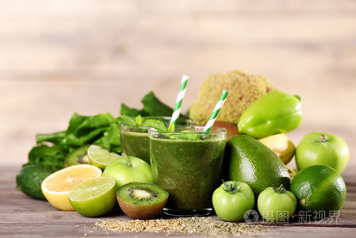 木制的桌子上的蔬菜和水果的绿色健康果汁关闭