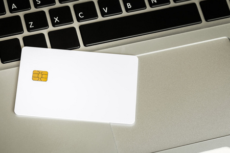 电子芯片的笔记本电脑上空白信用卡