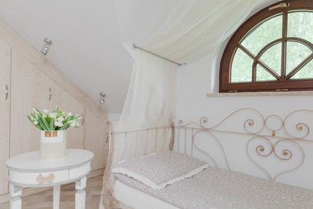 浪漫的白色天篷床