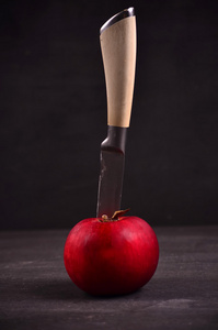 漂亮的红苹果，用刀在黑板上