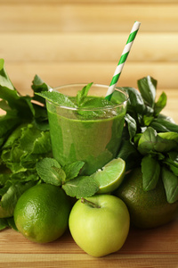 绿色健康果汁水果和香草桌上的关闭