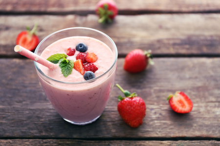 有浆果鲜草莓酸奶