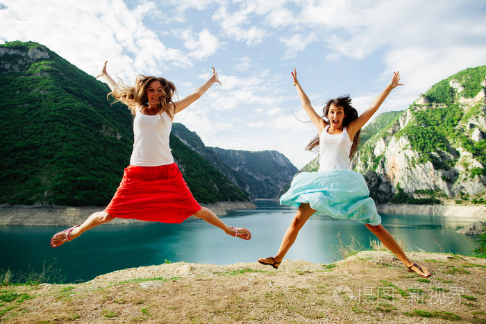 在山中疯狂快乐地跳起来