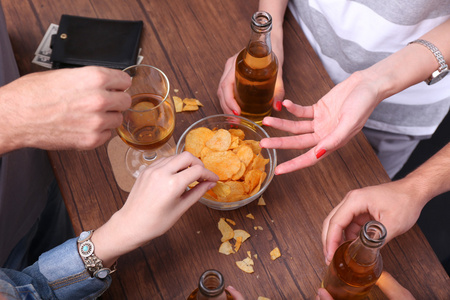 视图栏中的有酒精饮料的朋友特写