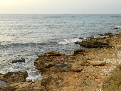 海和波对岩石在户外