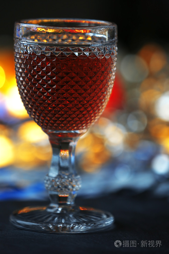 关于模糊背景灯光的桃红葡萄酒一杯