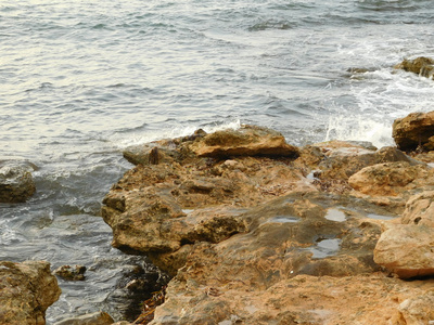 海和波对岩石在户外