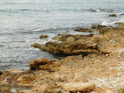 海和波对岩石在户外